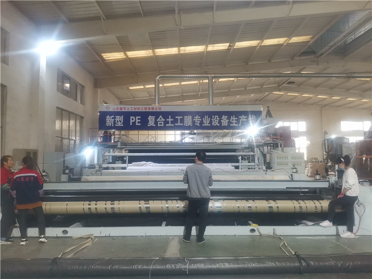 新型PE 复合土工膜生产线